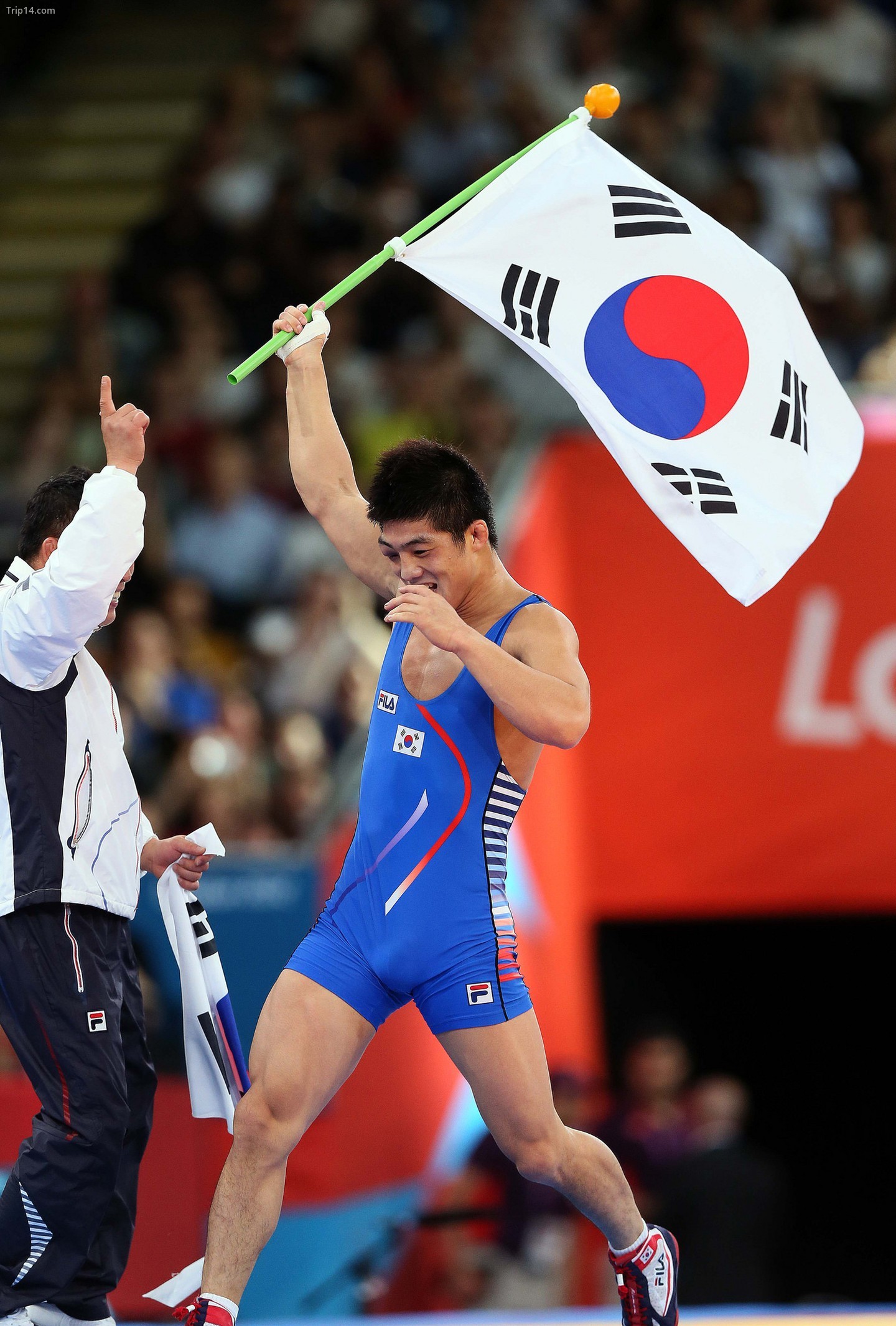 Đô vật Hàn Quốc Kim Hyeon-woo cầm Taegeukgi tại Thế vận hội Olympic London 2012