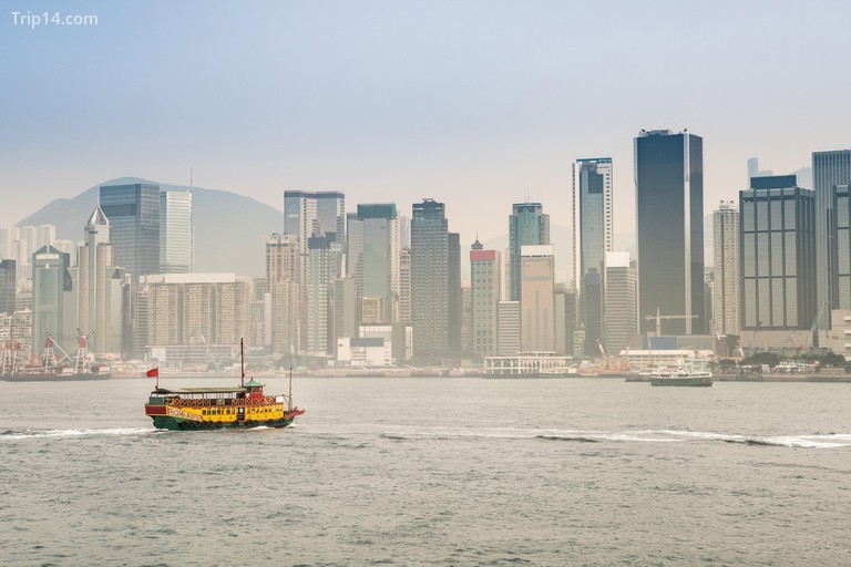 Toàn cảnh một chiếc phà ở cảng Victoria với những tòa nhà chọc trời và đường chân trời Hồng Kông. Trung Quốc. - Trip14.com