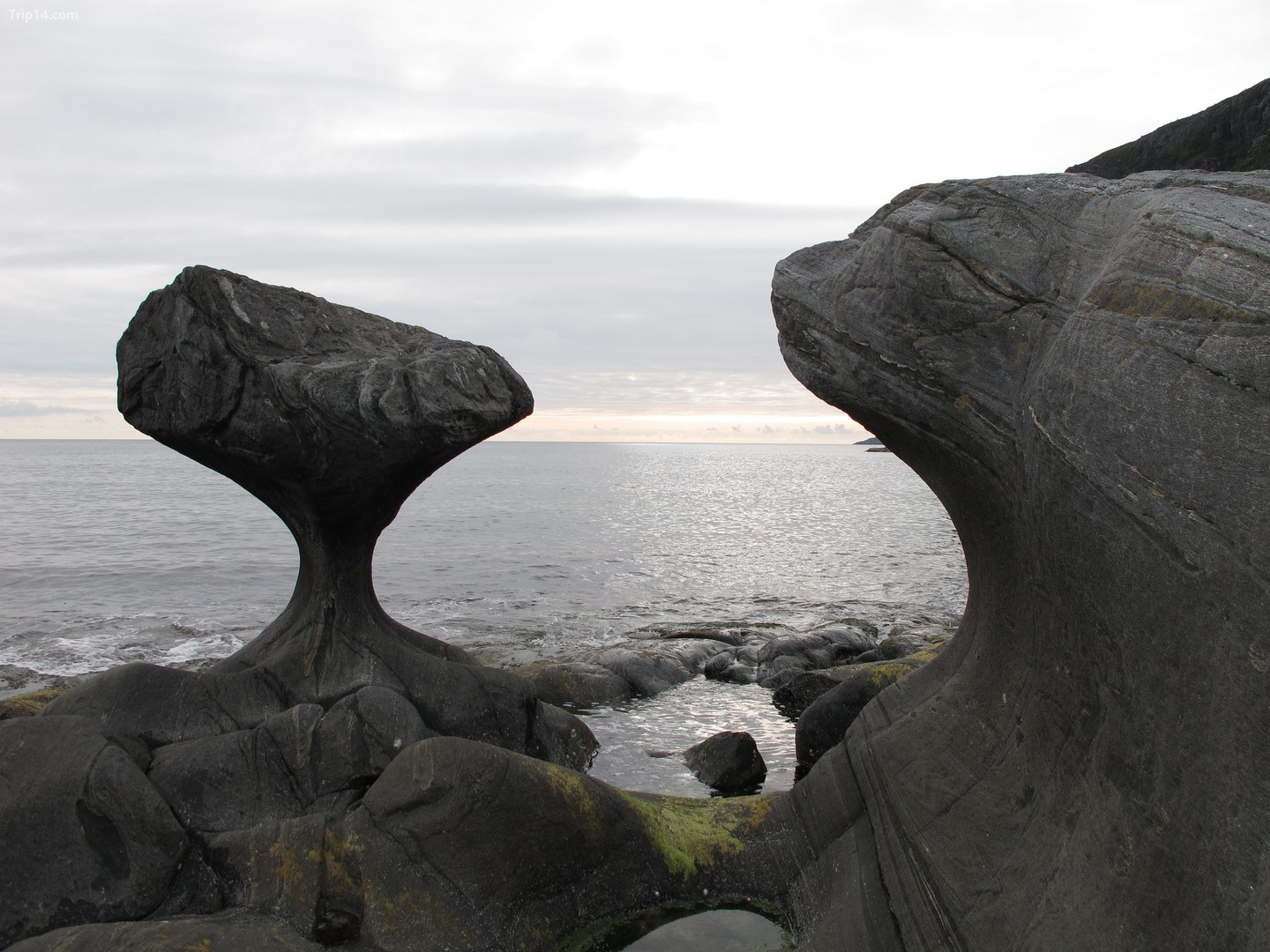 Tạo thành đá Kannesteinen nổi bật ở đảo Vågsøy
