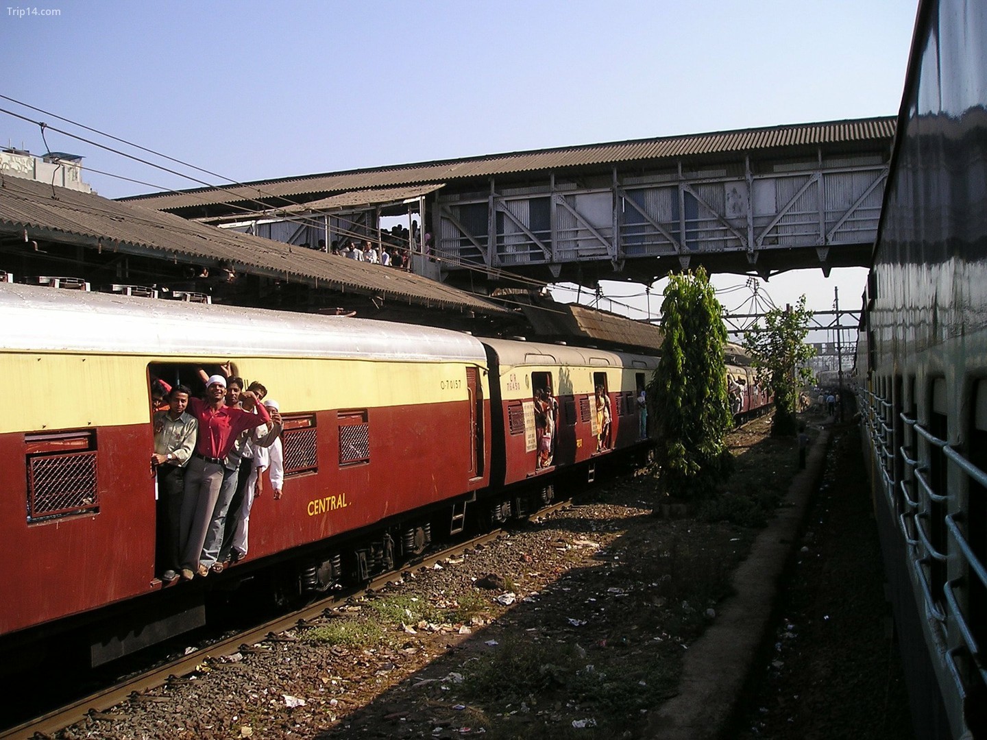 Đi tàu địa phương Mumbai