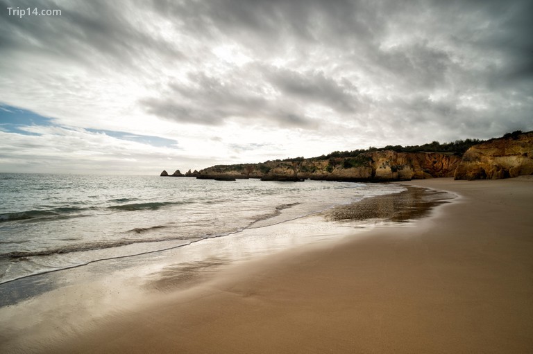 Bãi biển và vách đá ở Praia do Vau ở Algarve, Bồ Đào Nha - Trip14.com