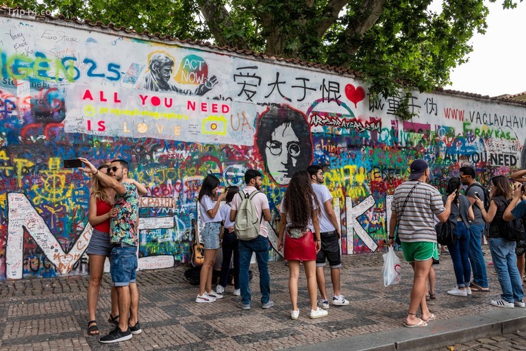 Đám đông tụ tập tại Bức tường John Lennon