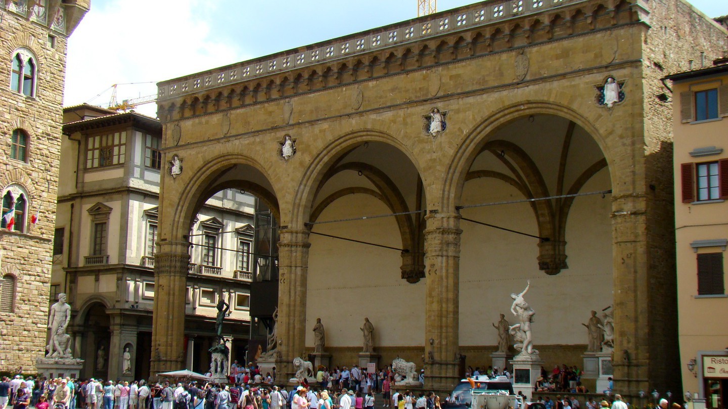 Loggia della Signoria, ở một góc của quảng trường Piazza della Signoria, liền kề với Phòng trưng bày Uffizi