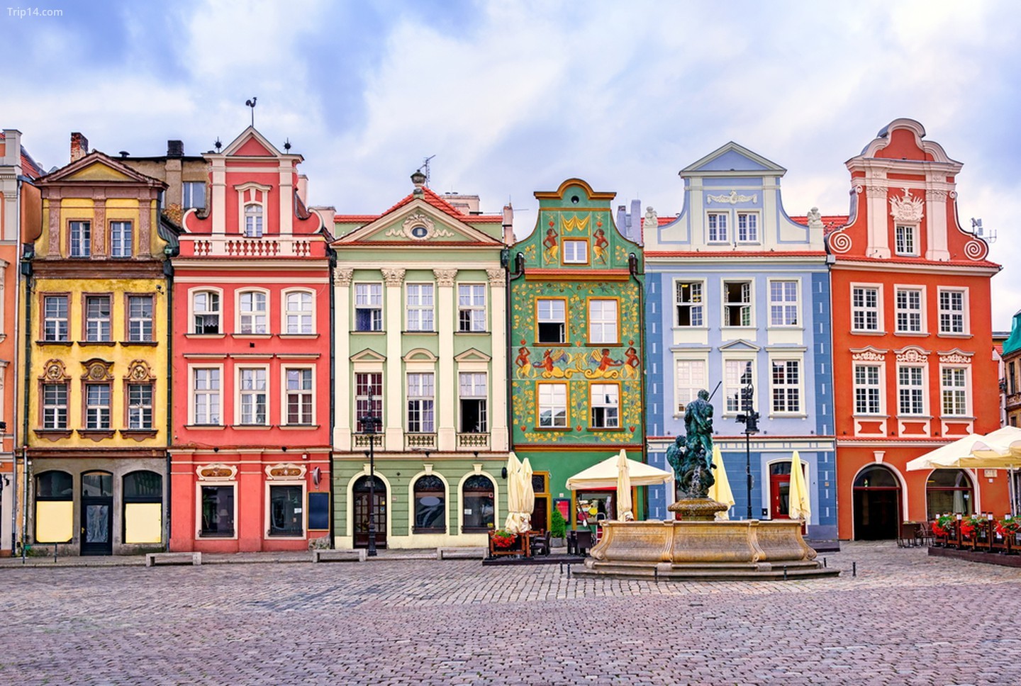 Các mặt tiền phục hưng đầy màu sắc của quảng trường chợ trung tâm của Poznan…