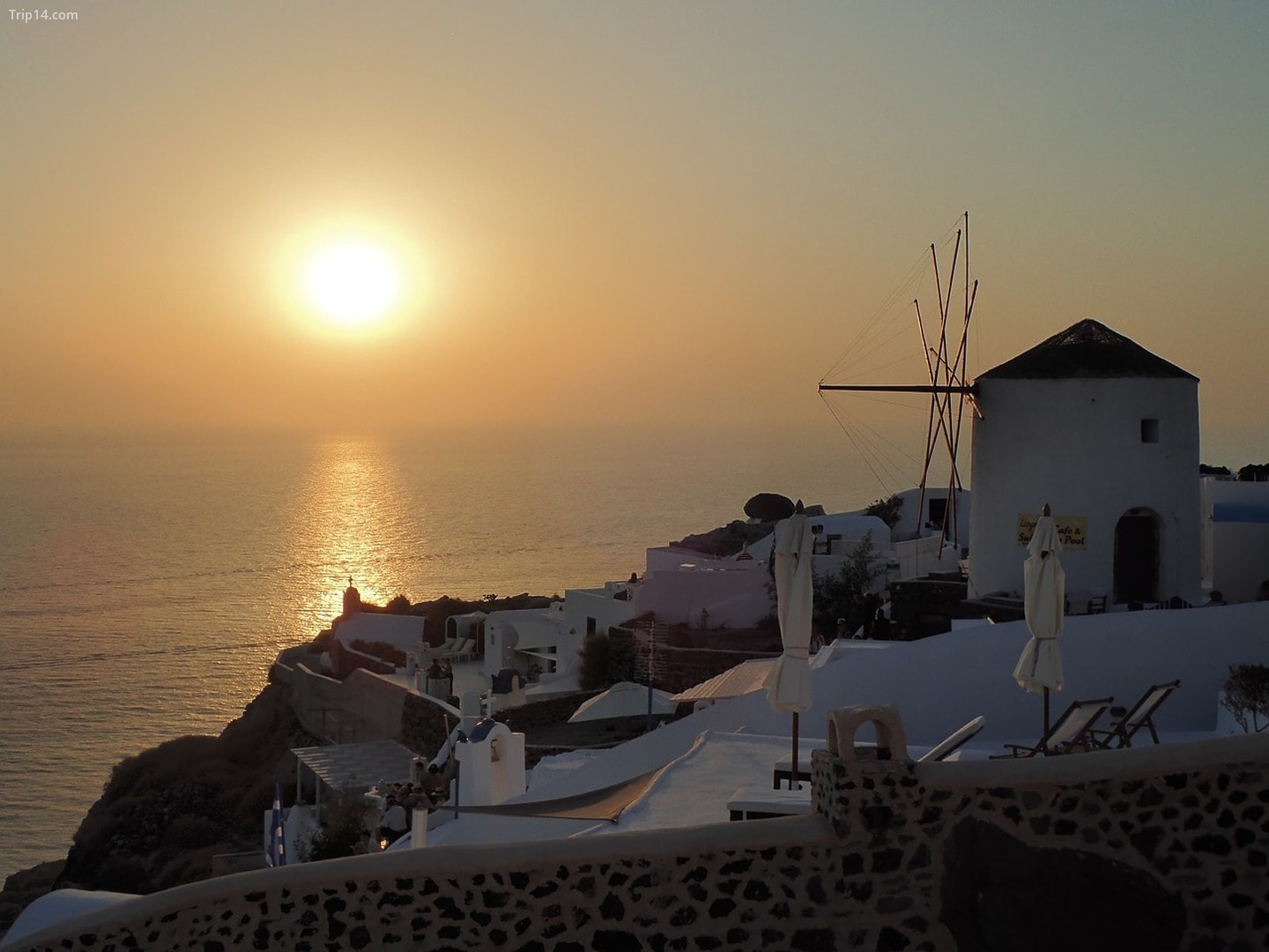 Những địa điểm ngắm hoàng hôn đẹp nhất ở Santorini - Ảnh 1