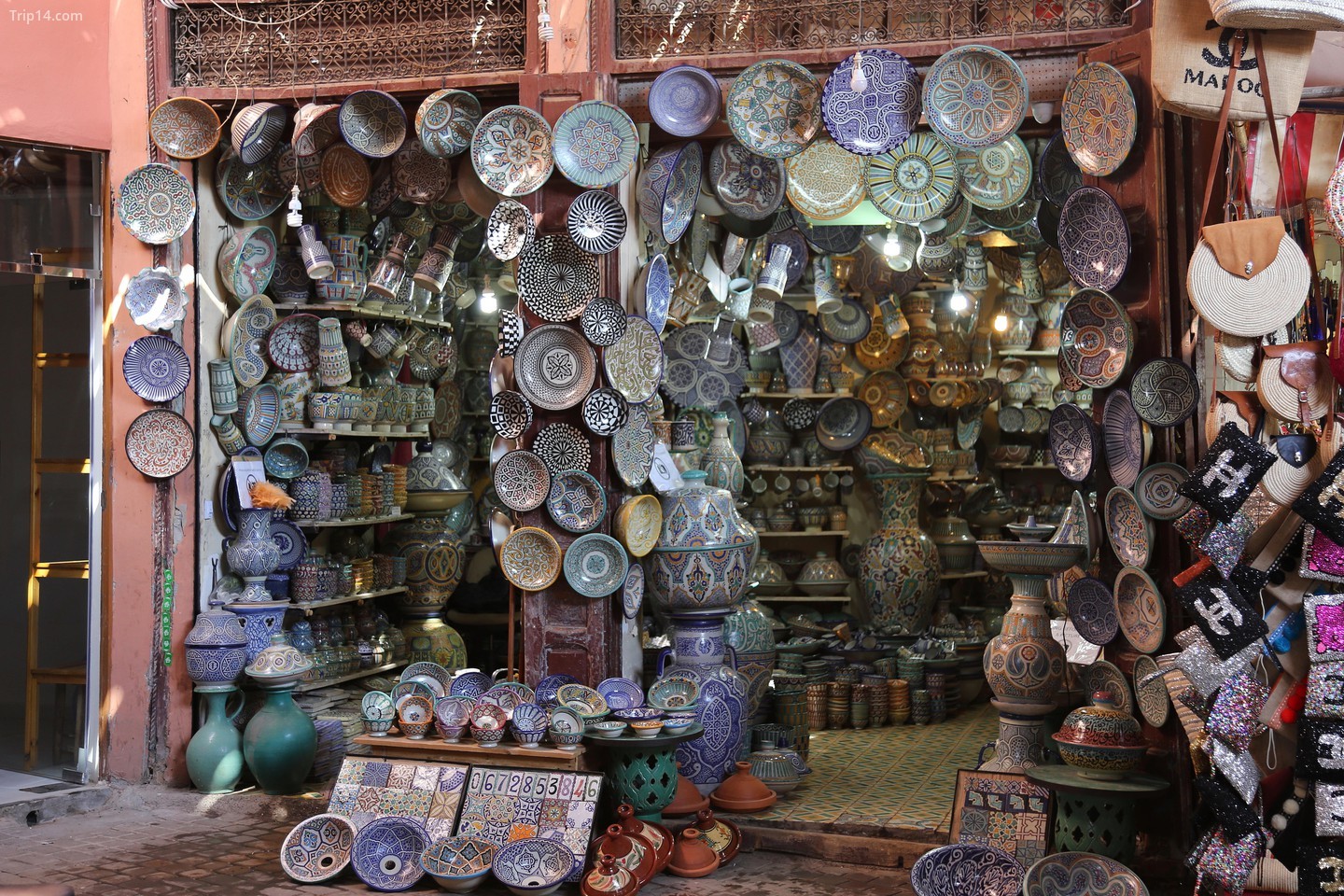Đi lang thang qua Souk el Attarine để trải nghiệm sự nhộn nhịp của một khu chợ Ma-rốc 
