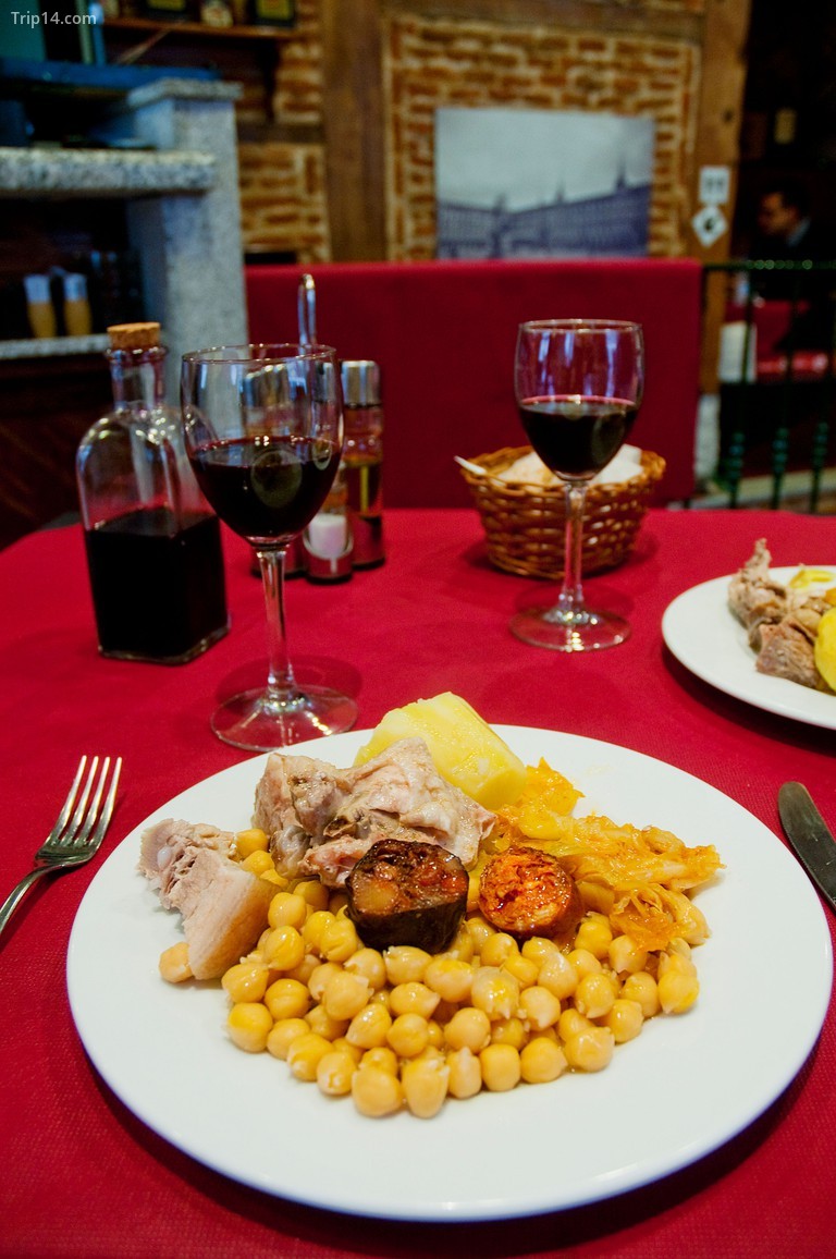 Để trải nghiệm ẩm thực Madrid, hãy thử nấu món hầm 'cocido madrileno'