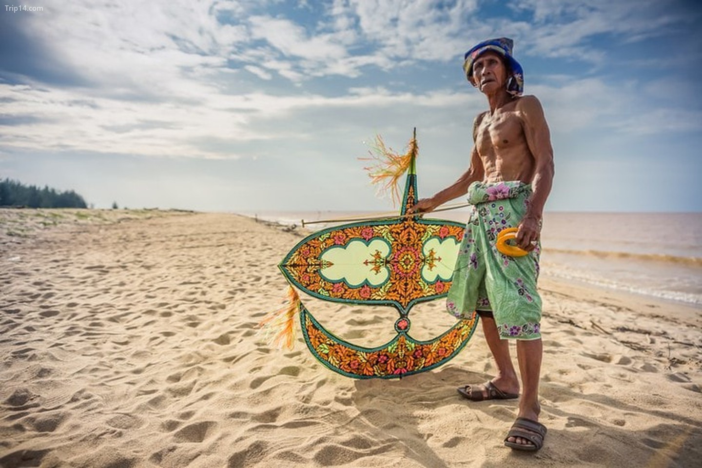Người đàn ông cầm chiếc Diều Mặt Trăng truyền thống được người dân địa phương gọi là “Wau Bulan” ở Kelantan, Malaysia