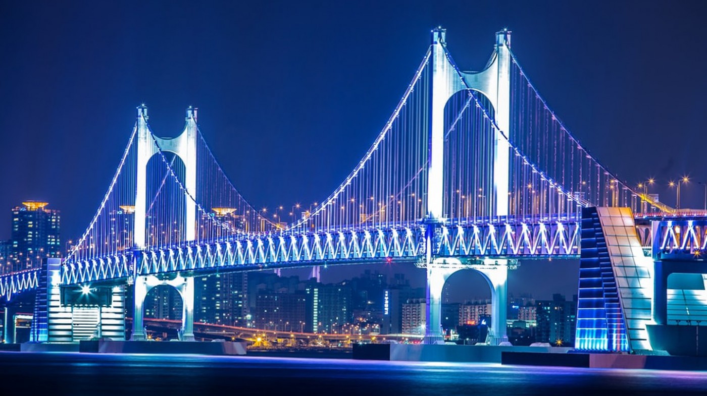 Cầu Gwangan rực sáng vào ban đêm ở Busan, Hàn Quốc | © yochika photographer / Shutterstock
