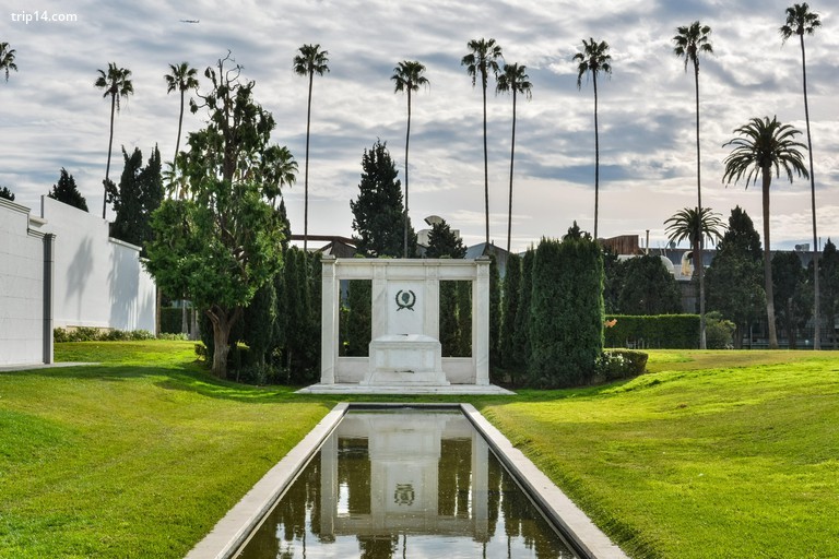 Los Angeles, California, Hợp chủng quốc Hoa Kỳ - ngày 7 tháng 1 năm 2017. Ngôi mộ của các diễn viên Douglas Fairbanks Sr. và Jr., tại Nghĩa trang Hollywood Forever ở Lo - Trip14.com