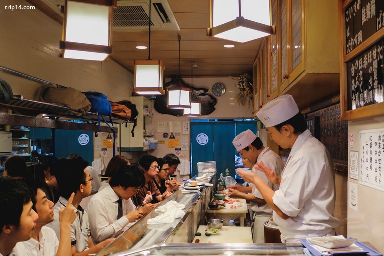 Công nhân Nhật Bản ăn tại nhà hàng dai nổi tiếng - Trip14.com