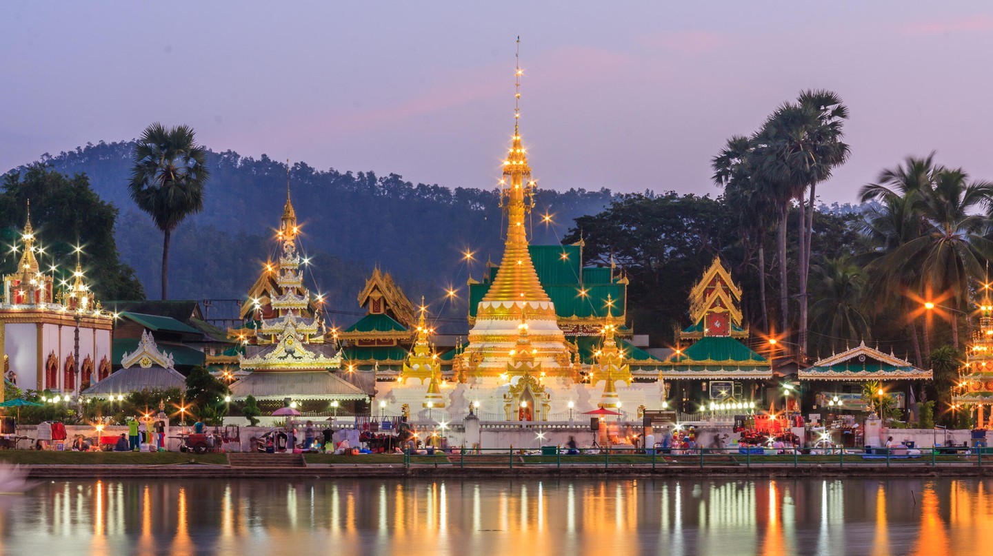 Wat Chong Khlang được chiếu sáng vào lúc hoàng hôn ở Mae Hong Son | © Kevin Hellon / Alamy Stock Photo