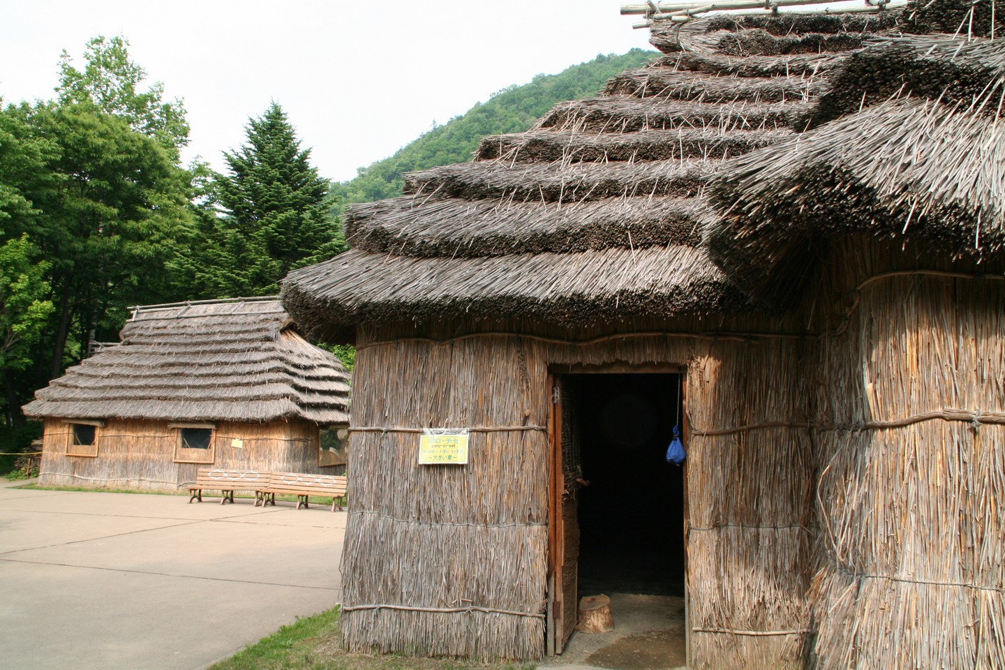 Những ngôi nhà truyền thống của người Ainu tại Sapporo Pirka Kotan - Trung tâm Xúc tiến Văn hóa Ainu