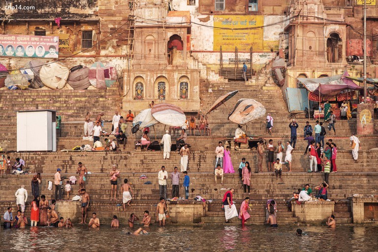 Những người hành hương Ấn giáo tắm thánh trong các băng đảng sông trong lễ hội Maha Shivaratri tốt lành ở Varanasi, Uttar Pradesh, Ấn Độ - Trip14.com