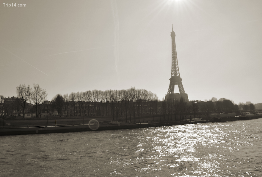  đi thuyền dọc theo sông Seine