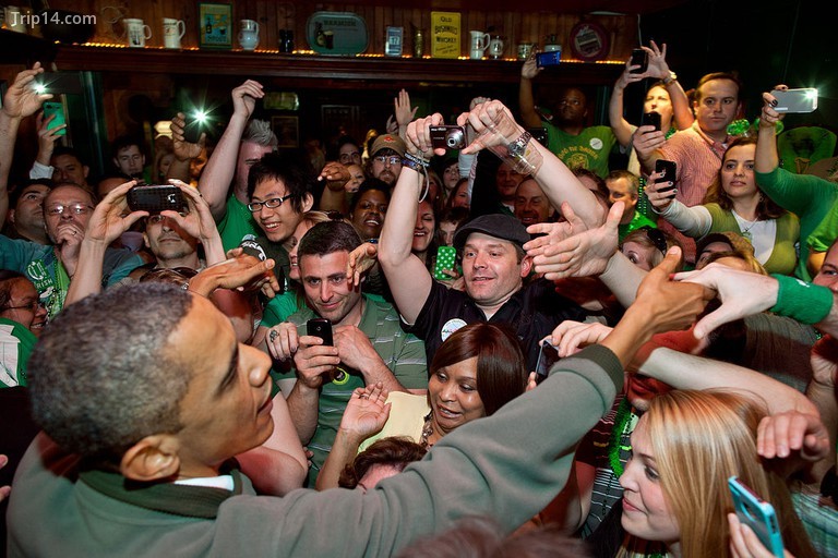 Barack Obama trong một quán rượu Ailen vào Ngày Saint Patrick 2012 | © Pete Souza / WikiCommons - Trip14.com