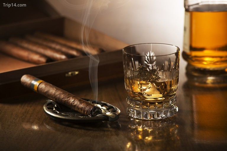 Ly rượu whisky và xì gà - Trip14.com