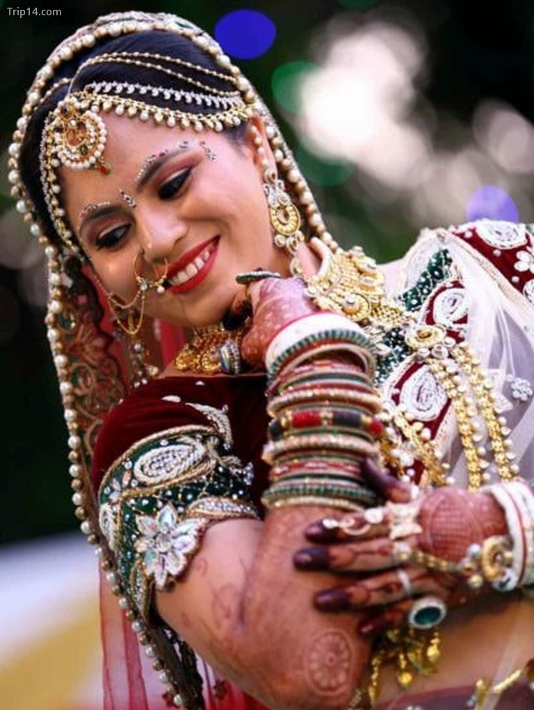 Người phụ nữ Ấn Độ mặc quần áo truyền thống - Trip14.com