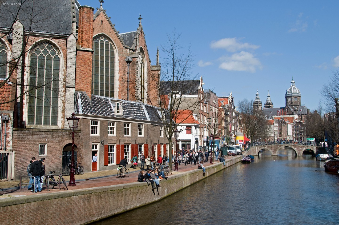 Đi bộ vào thành phố thời Trung cổ của Amsterdam