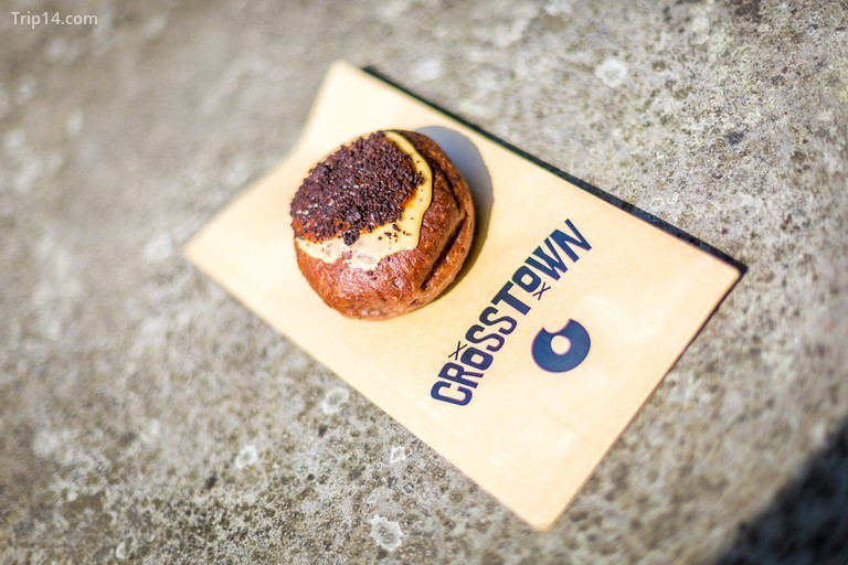Một chiếc bánh rán Crosstown trên túi giấy - Trip14.com