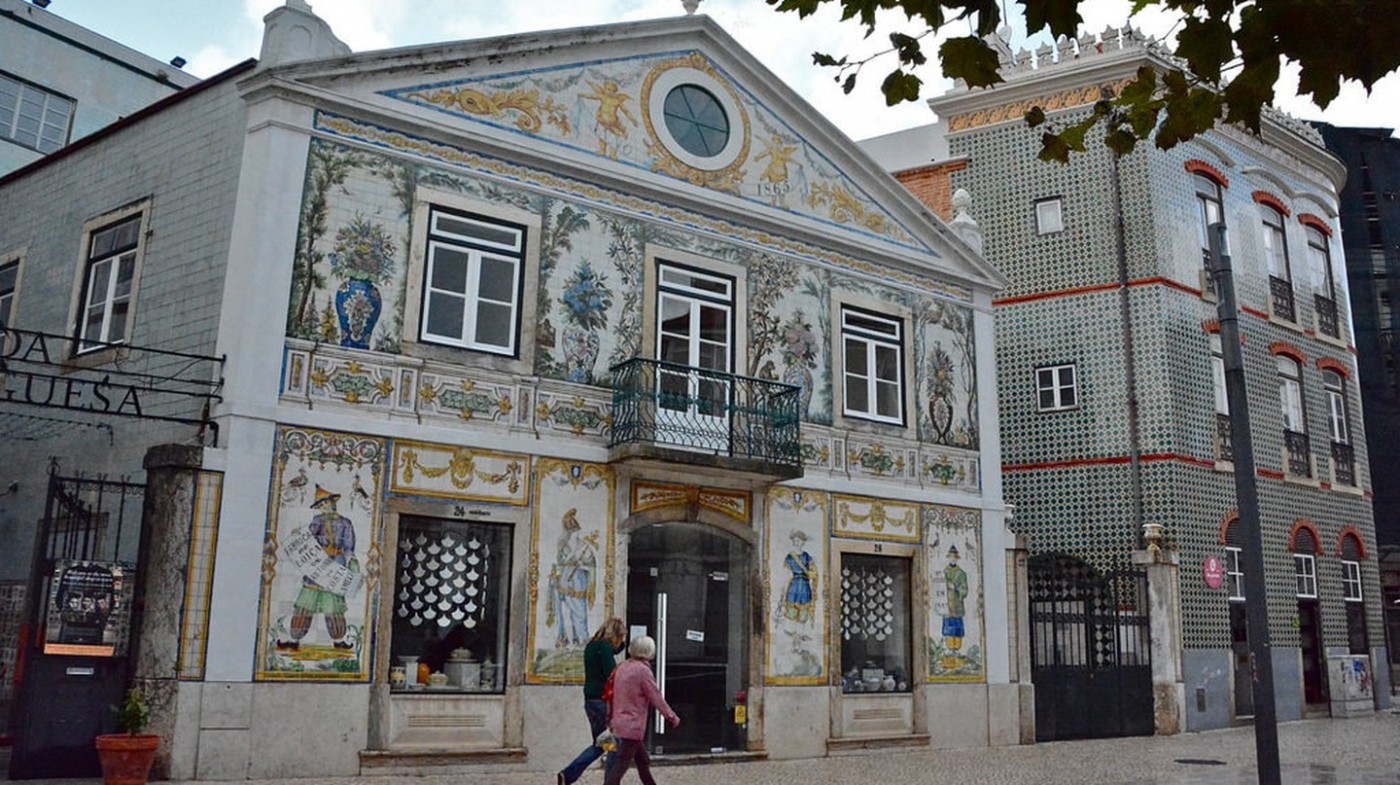 Nhưng nơi tuyệt vời nhất ở Lisbon để ngắm gạch men Azulejos nổi tiếng của Bồ Đào Nha