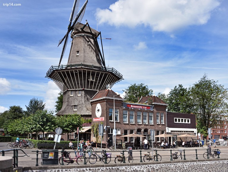 Quán rượu Brouwerij t IJ phục vụ bia Hà Lan được ủ tại chỗ, nhà máy bia nguyên bản Amsterdam Hà Lan. - Trip14.com