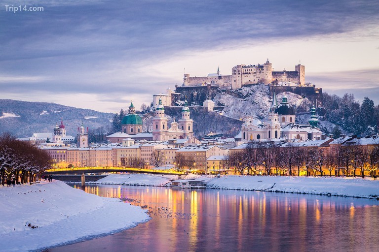 Lâu đài Hohensalzburg nổi tiếng và sông Salzach được chiếu sáng tuyệt đẹp vào lúc hoàng hôn trong dịp Giáng sinh © Canadastock / Shutterstock