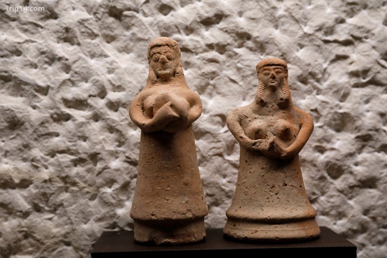 Những bức tượng đất sét nung từ thời đồ sắt được trưng bày trong Bảo tàng Terra Sancta - Trip14.com