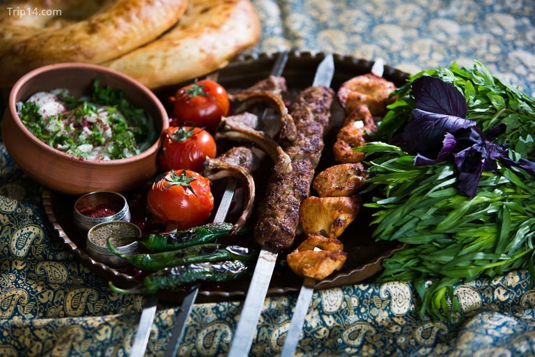 Bạn có thể dễ dàng tìm thấy các bữa ăn địa phương giá cả phải chăng như thịt nướng với rau ở Baku