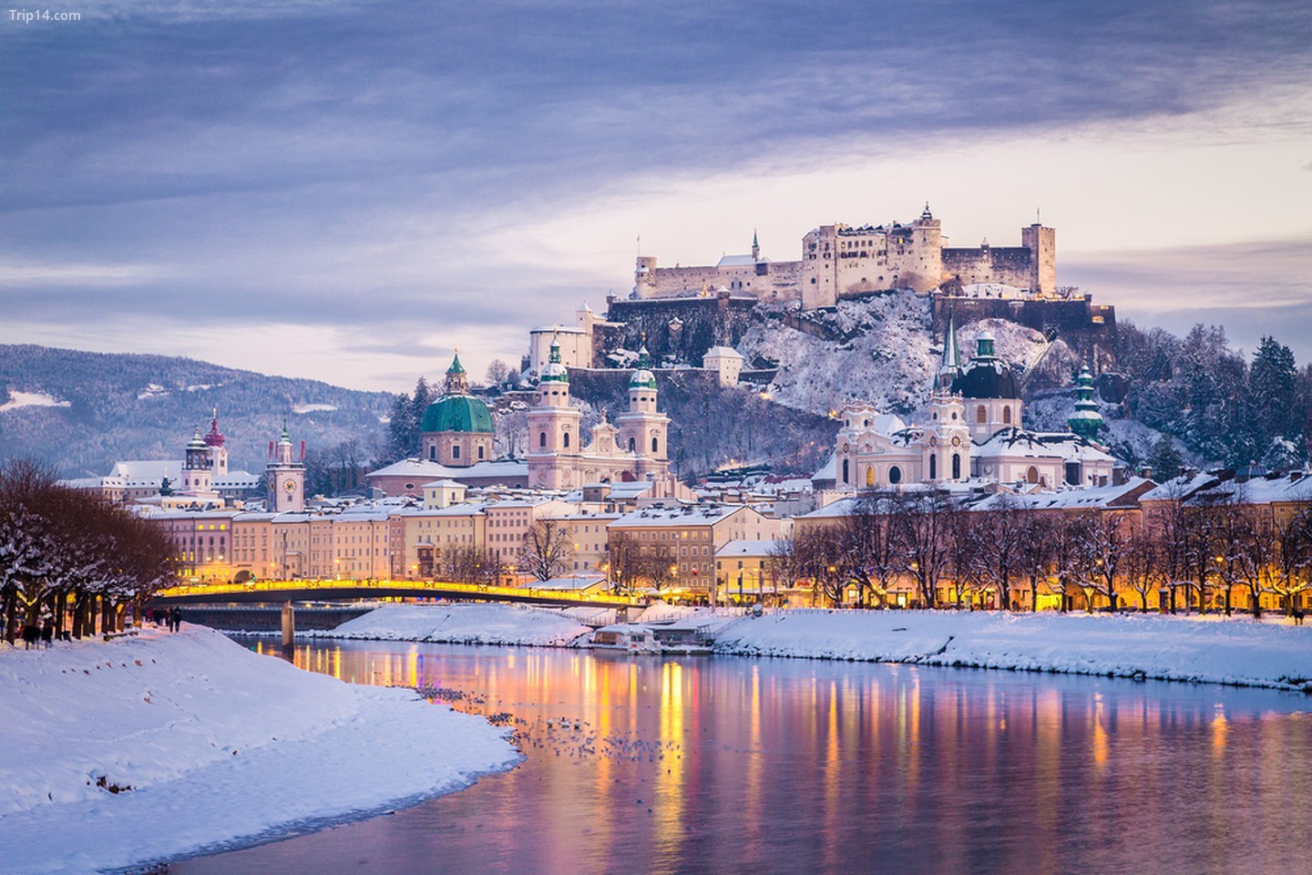 Khung cảnh thành phố lịch sử Salzburg với Festung Hohensalzburg nổi tiếng và sông Salzach được chiếu sáng trong ánh hoàng hôn tuyệt đẹp trong thời dịp Giáng sinh, nước Áo