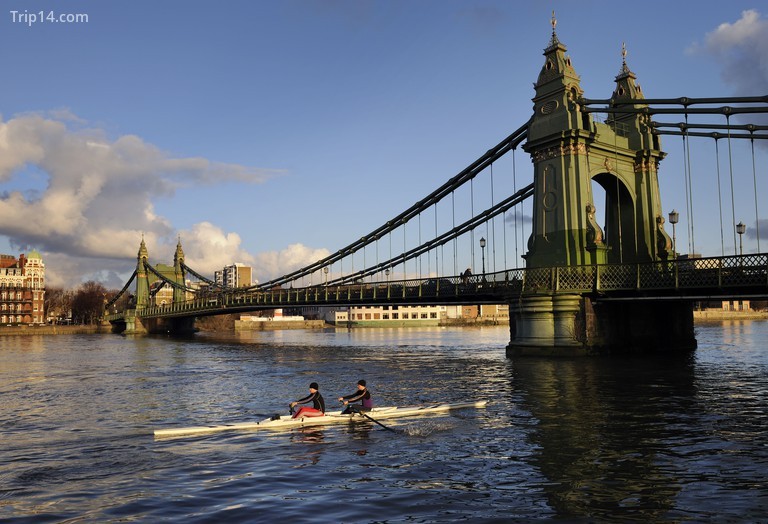 Cầu treo Hammersmith là một địa điểm tuyệt đẹp để xem những người chèo thuyền dọc sông Thames © John Bentley / Alamy Kho ảnh