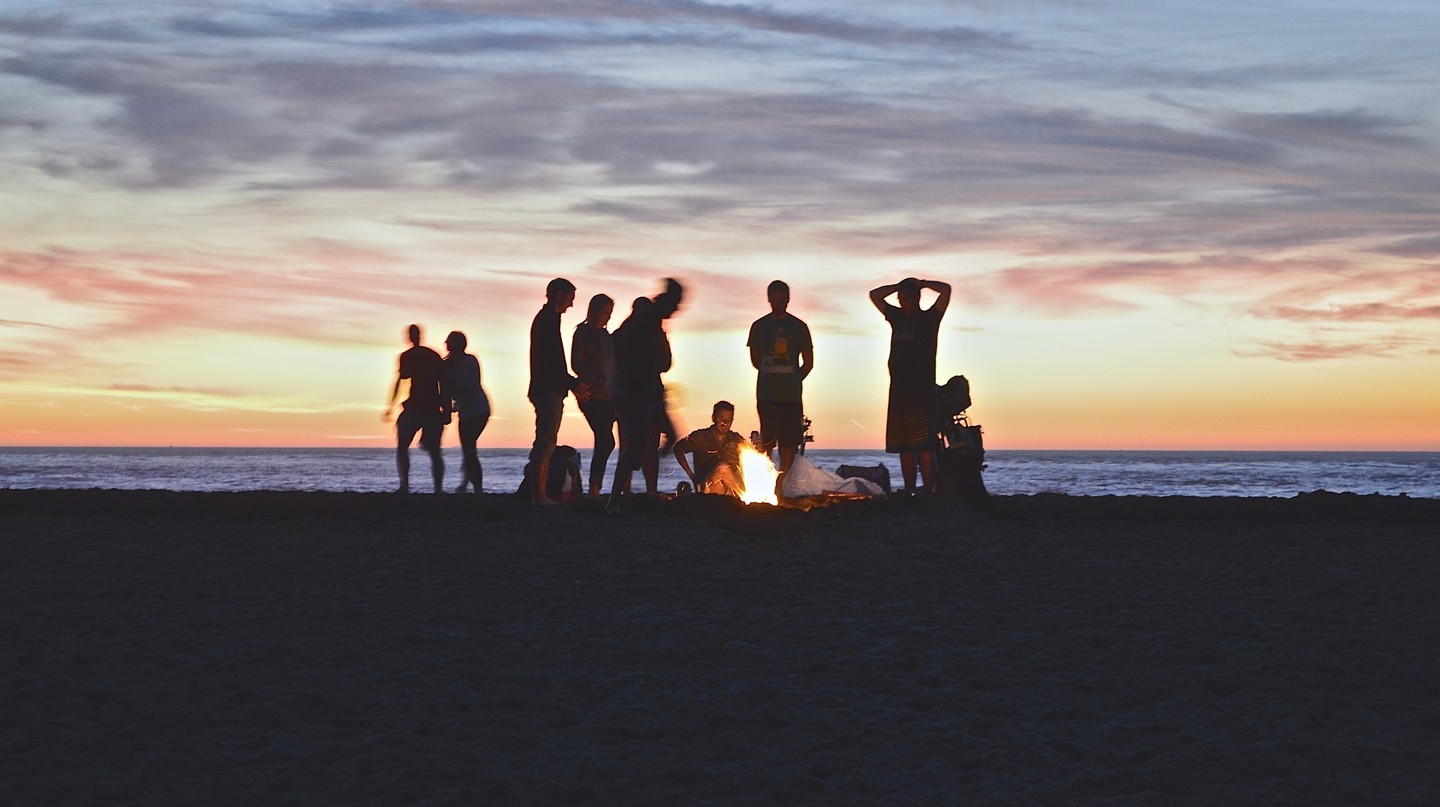 Nhóm bạn trên bãi biển | © Kimson Doan / Unsplash