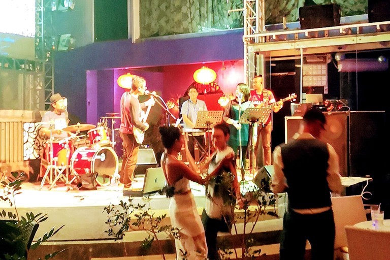 Khách hàng nhảy theo ban nhạc trực tiếp tại Manyacha, Qe2 - Trip14.com