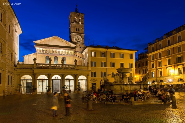 Trong khi những khu phố ấm cúng như Trastevere trở thành nơi gặp gỡ hoàn hảo để bắt đầu buổi tối - Trip14.com