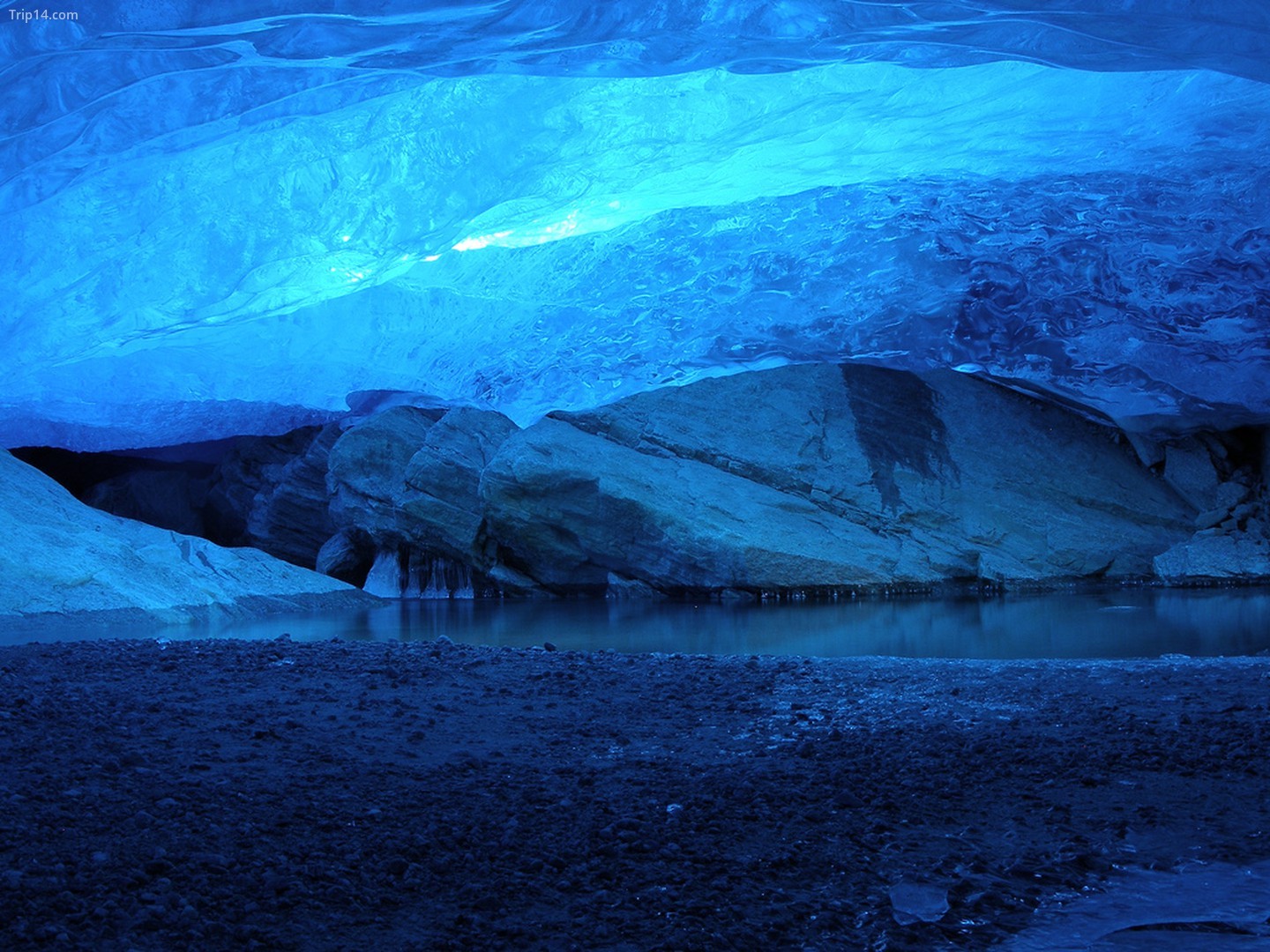 Ghé thăm một hang động băng được hình thành bởi sự nóng lên toàn cầu