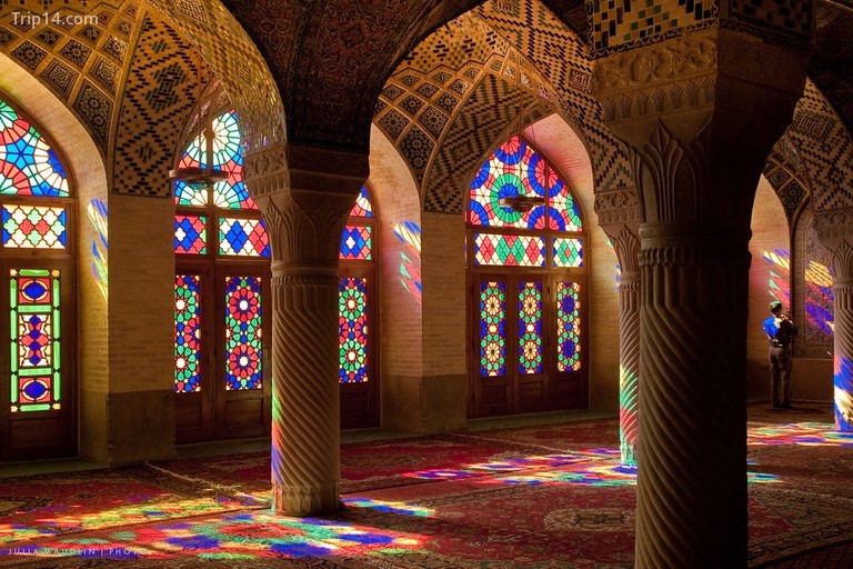Luồng ánh sáng xuyên qua kính màu của nhà thờ Hồi giáo Nasir ol-Molk - Trip14.com