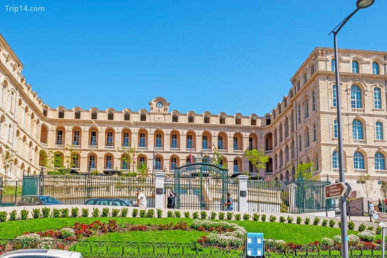 Khách sạn Dieu - nay là Khách sạn Intercontinental - là bệnh viện của thành phố trong hơn 800 năm | © eFesenko / Shutterstock
