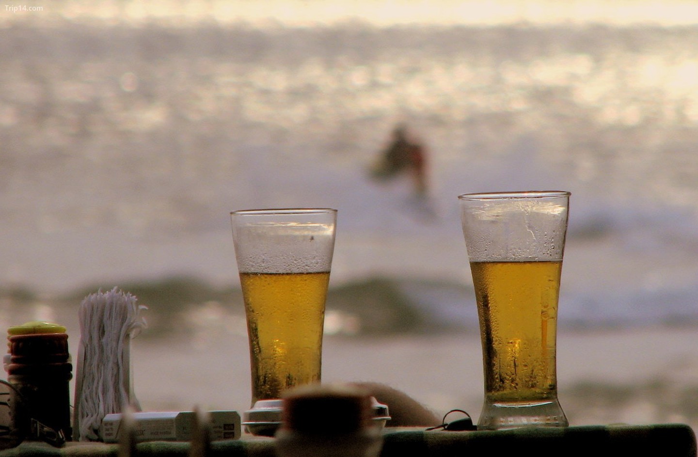 Uống rượu trên bãi biển ở Goa