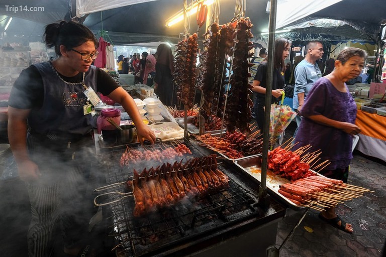 Nhà cung cấp thực phẩm bán cánh gà nướng tại chợ đêm Kota Kinabalu - Trip14.com