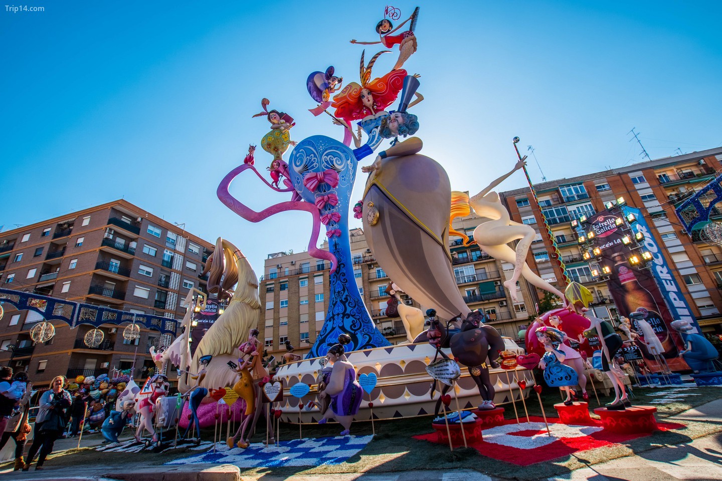 Праздник фигур в Испании - это мероприятие, на котором каждый может насладиться прекрасными скульптурами и атмосферой веселья