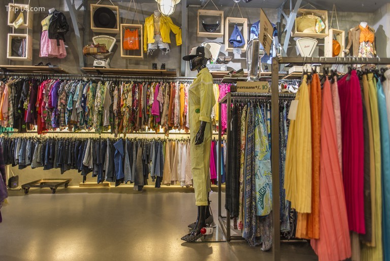 Bộ sưu tập quần áo đầy màu sắc tại Kilo Shop ở Boulevard Saint-Germain