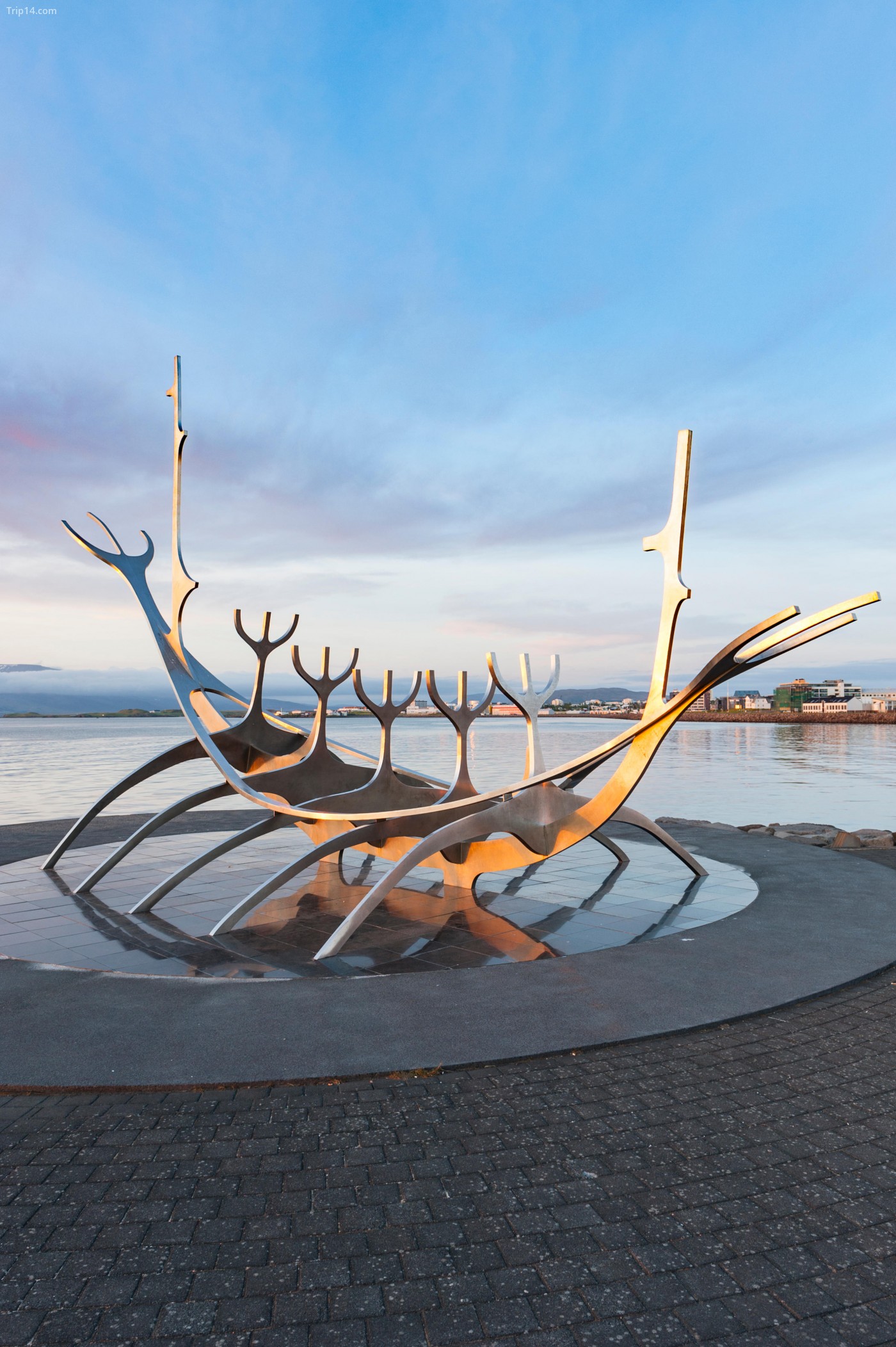 Sun Voyager (Solfar), một tác phẩm điêu khắc bằng kim loại của tàu Viking của nghệ sĩ Jon Gunnar Arnason, tại bờ biển của thành phố Reykjavik, Iceland, được xây dựng như một cực dương của mặt trời. - Trip14.com