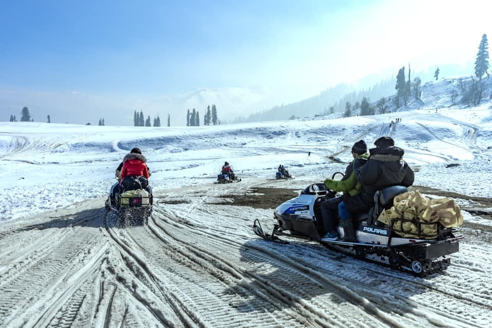 Đi xe trượt tuyết ở Gulmag, Kashmir | Ảnh: Ha Vo