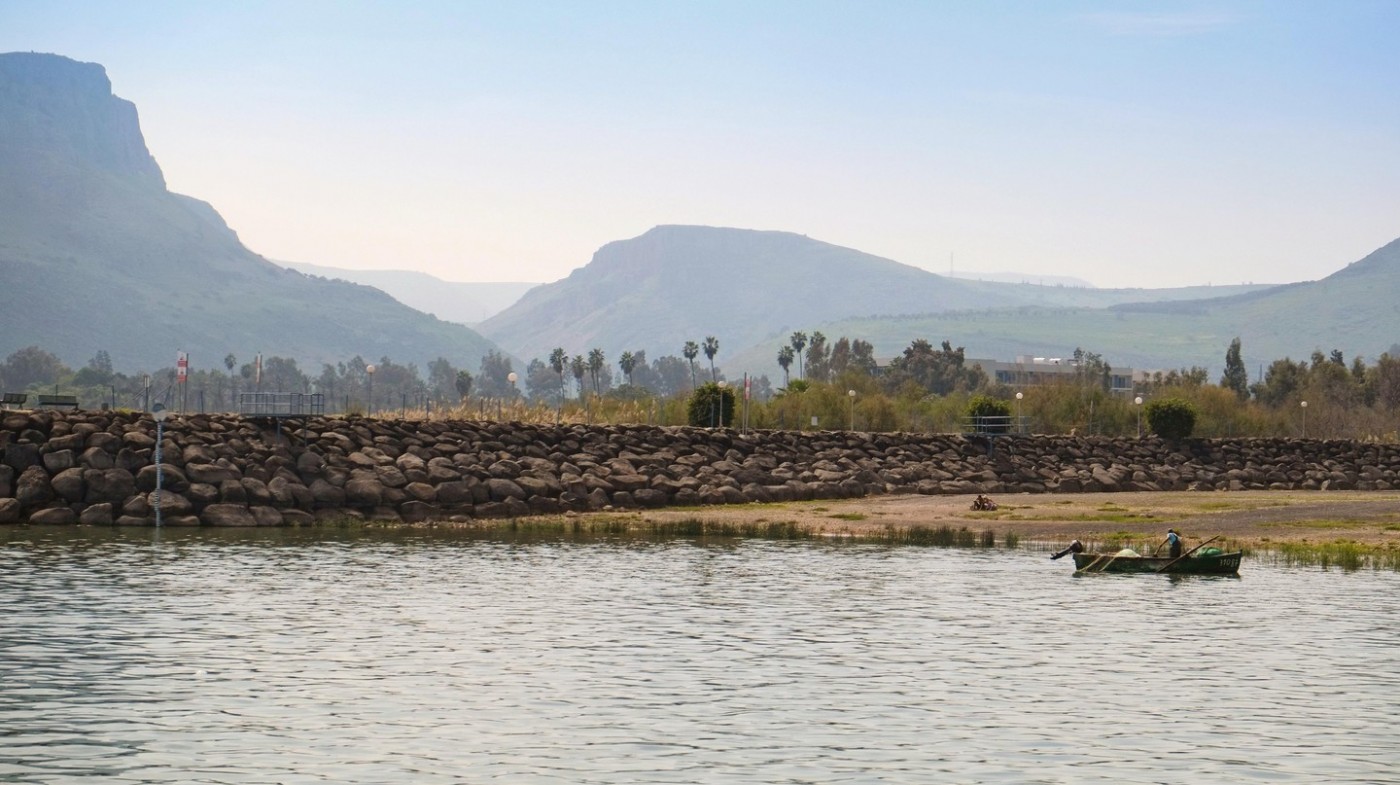 Một ngư dân đánh cá ở biển hồ Galilee, Israel.