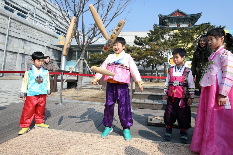 Trẻ em chơi một trò chơi truyền thống tại Bảo tàng Dân gian Quốc gia Hàn Quốc - Trip14.com