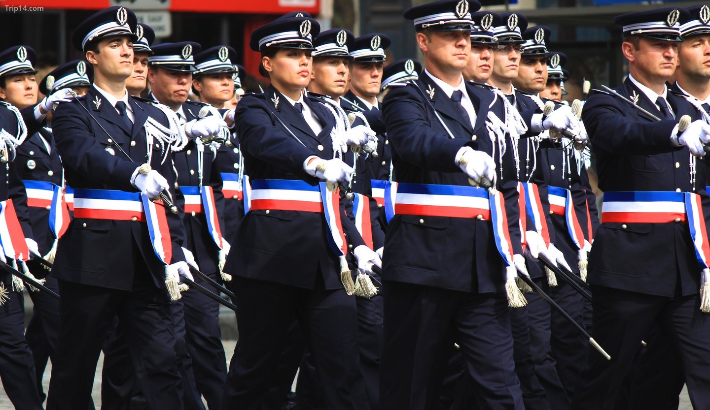 Ecole Nationale Supérieure de la Police Cannes-Ecluse trong cuộc diễu hành ngày 14 tháng 7 trên đại lộ Champs-Élysées