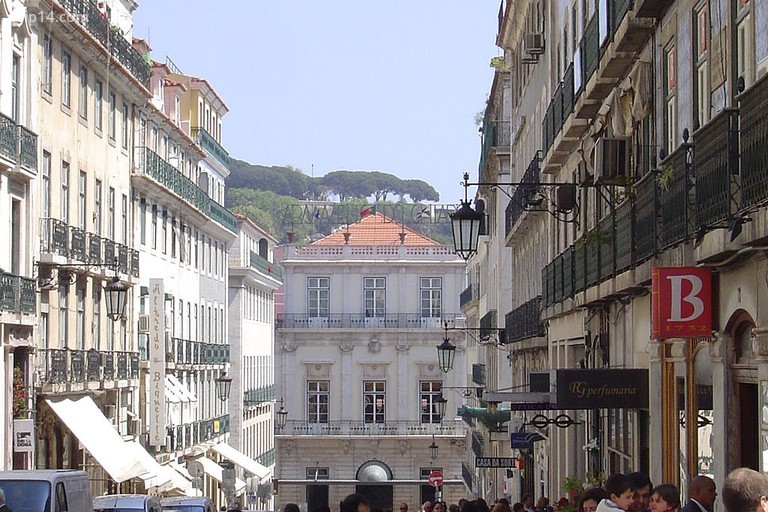 Pastelaria Alcôa tọa lạc tại Rua Garrett, một con phố nổi tiếng ở trung tâm thành phố Lisbon - Trip14.com