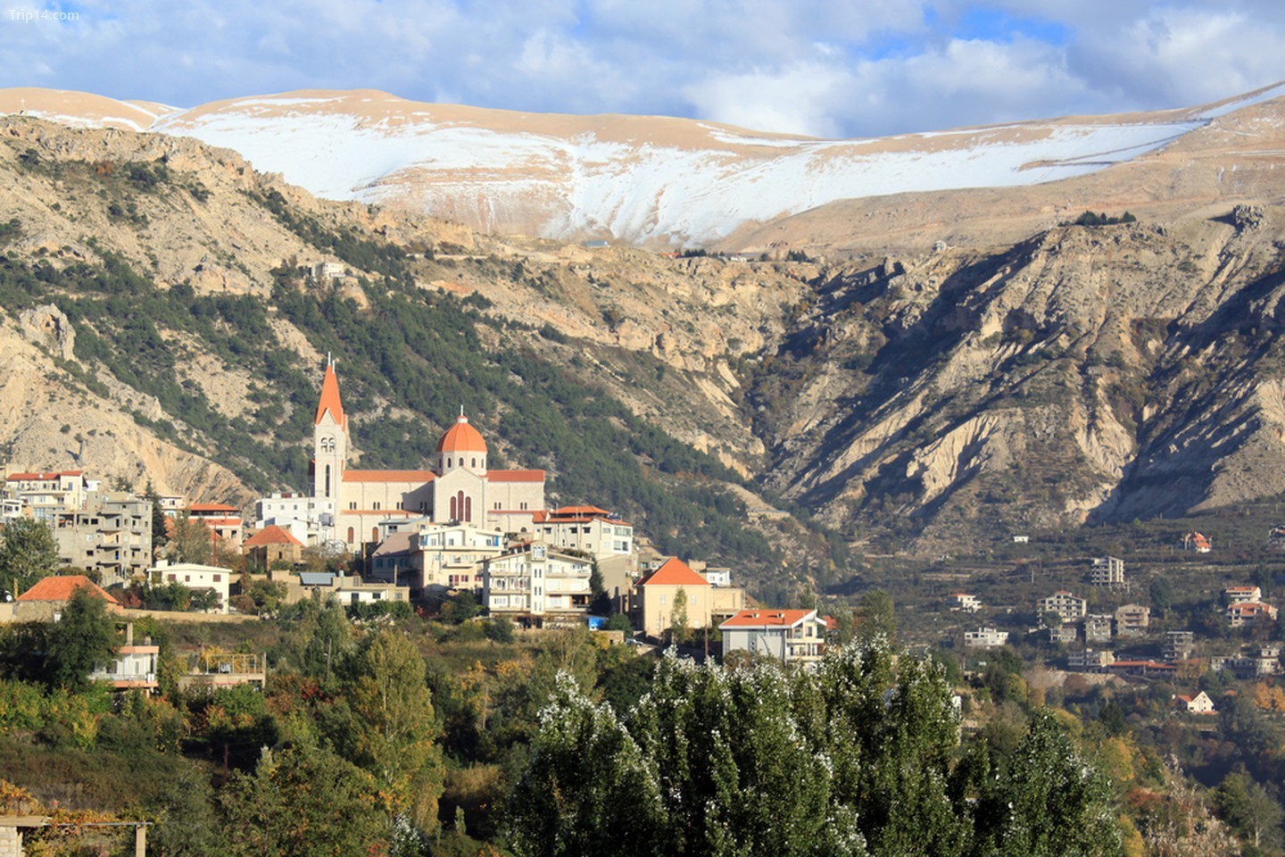 Núi, tuyết và thị trấn Bcharre ở Lebanon