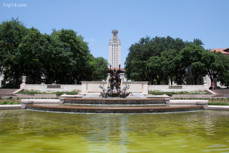 Đài tưởng niệm Littlefield trước Tháp Đại học Texas ở Austin, Texas, Hoa Kỳ. - Trip14.com