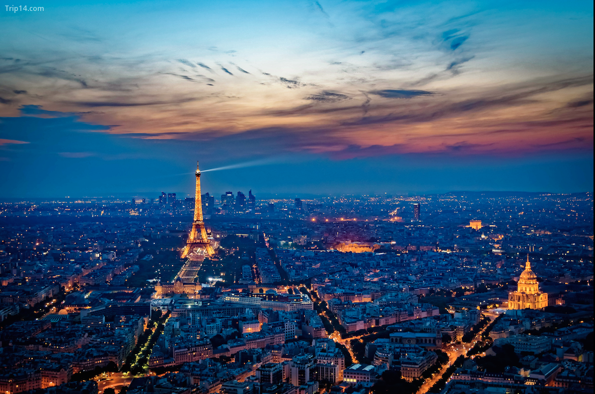 Tháp Eiffel sáng đèn buổi tối
